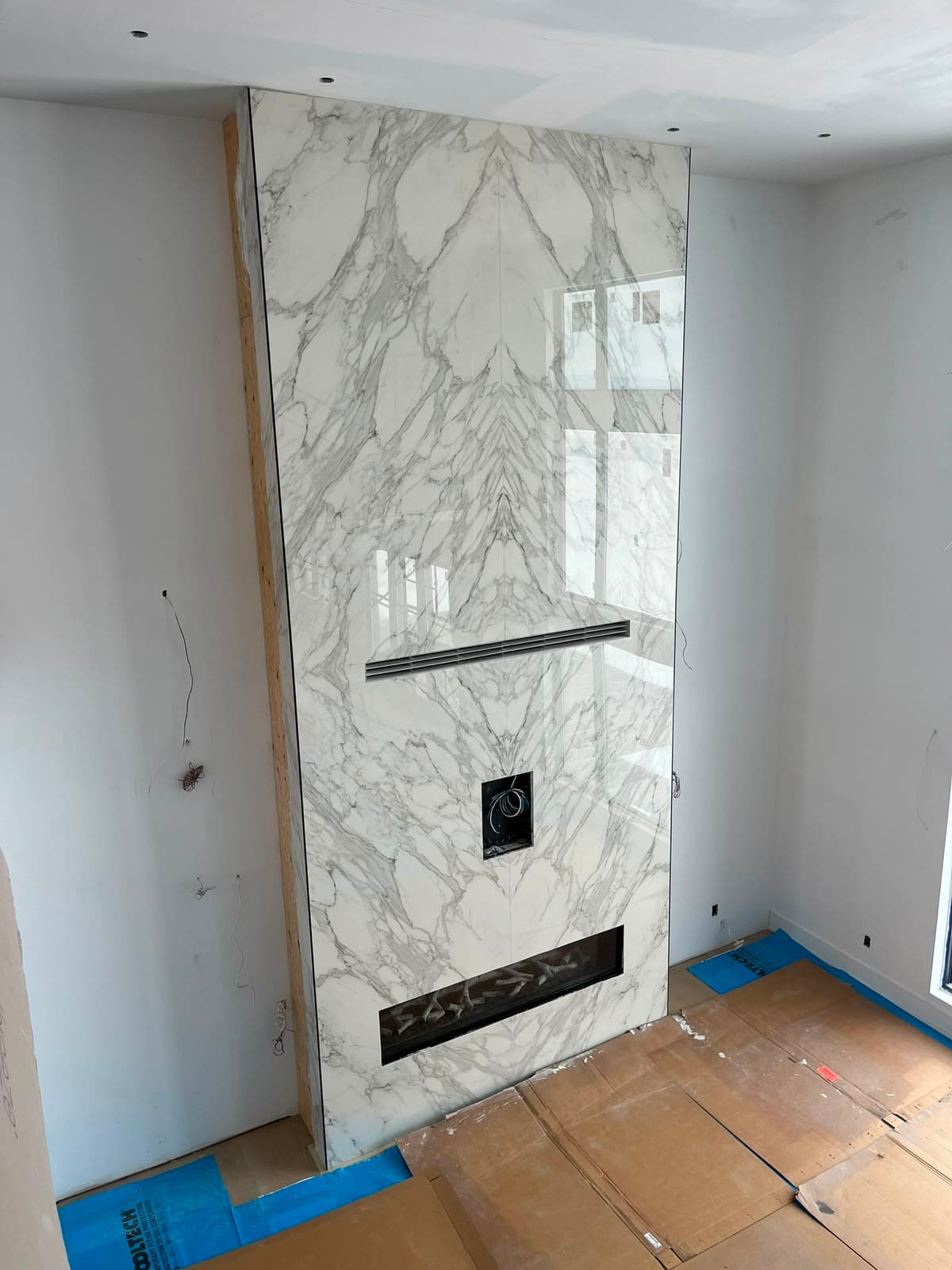 Bookmatched porcelain feature wall installed by Voyager 33