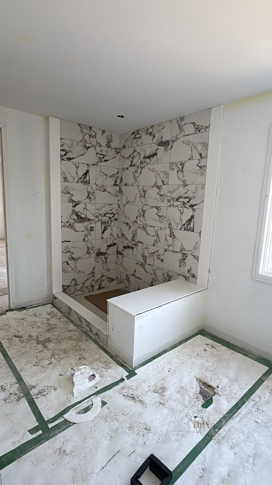 Voyager 33 setting marble-look porcelain tile in an ensuite